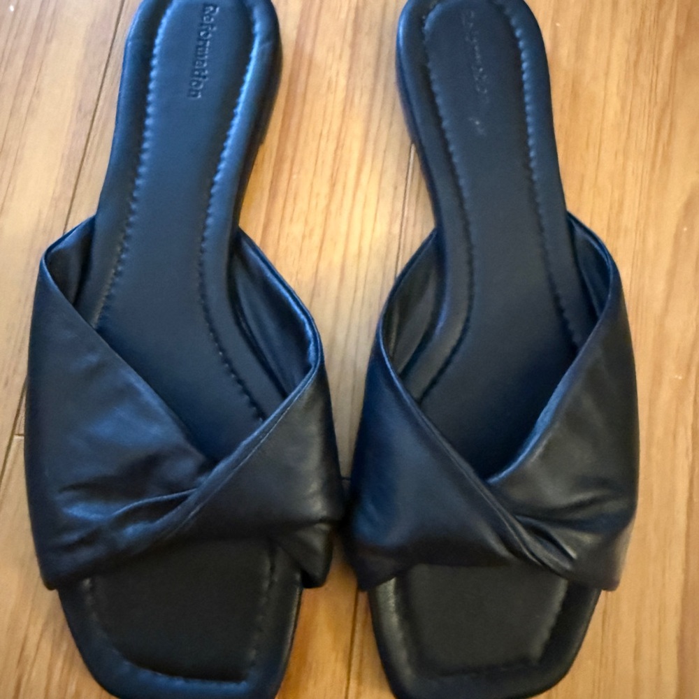 Mikki Twist Flat Sandal